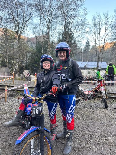 Philipp und Nachwuchssportler Max beim Trial-Wettkampf