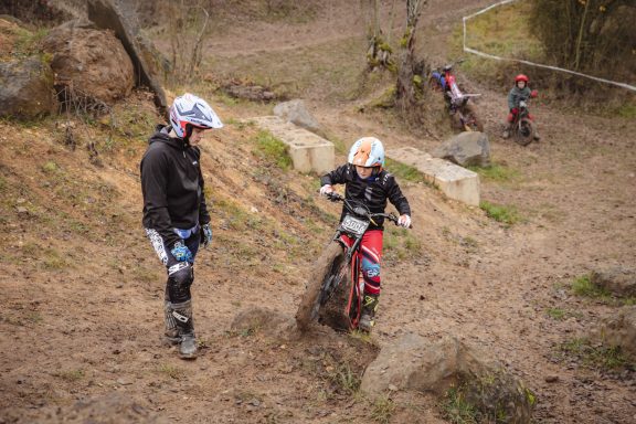 Philipp beim Motorrad-Trial Wintertraining mit Elias